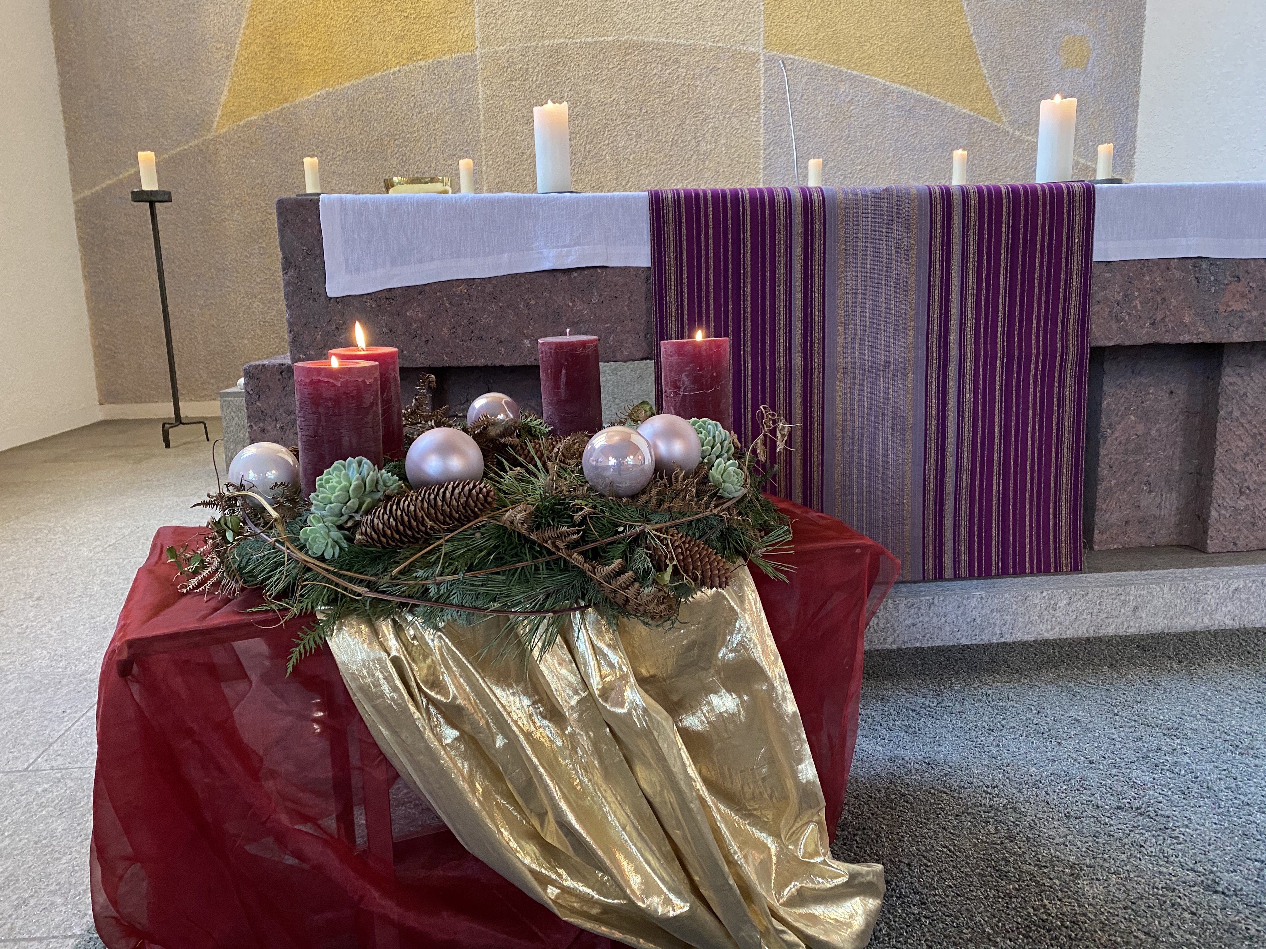 Adventskranz am Gaudete-Sonntag in Bichelsee