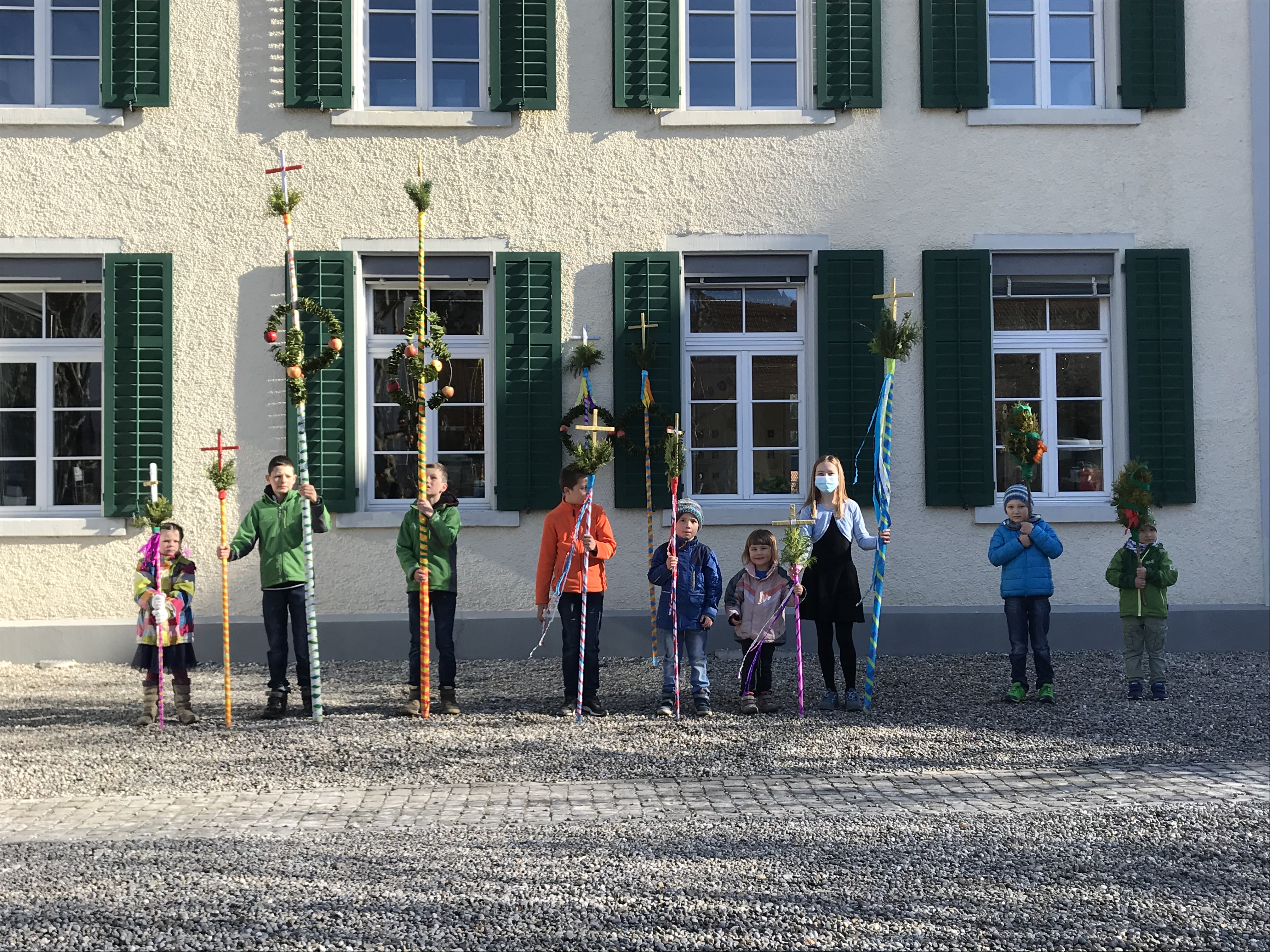 Palmkreuze werden vor dem Gottesdienst gesegnet